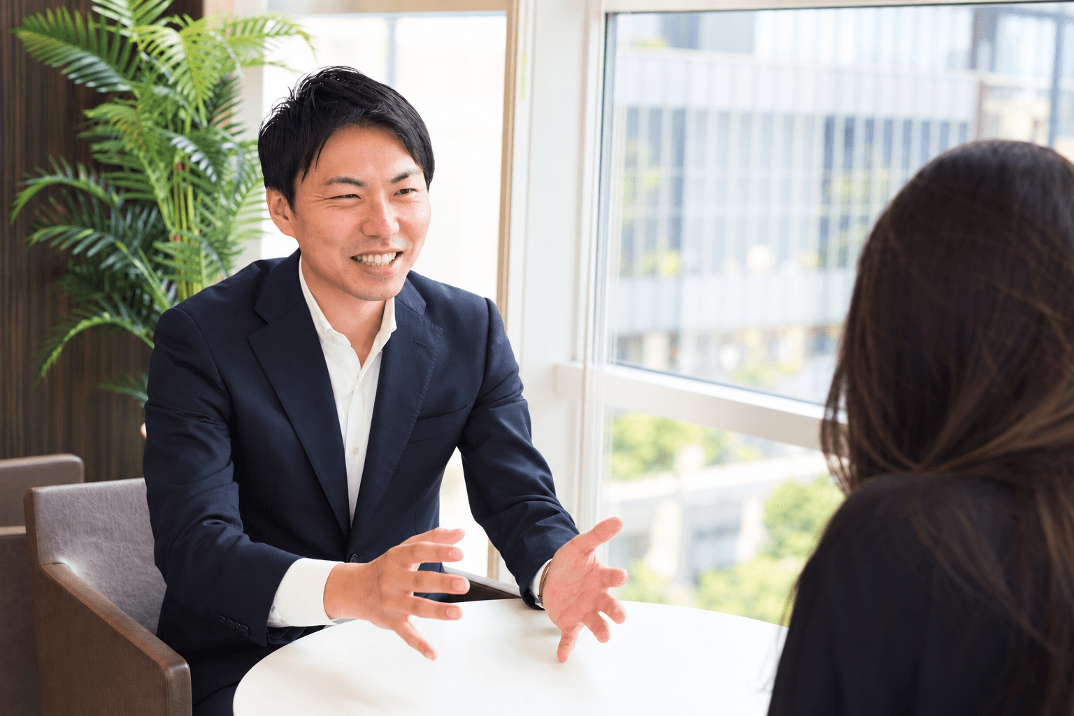 相談者と打ち合わせをする代表 萩原裕司